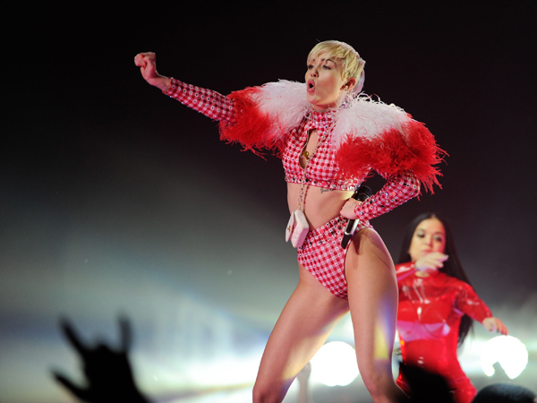 Lecehkan Bendera Meksiko di Panggung, Miley Cyrus Kini Lari dari Hukuman Penjara?